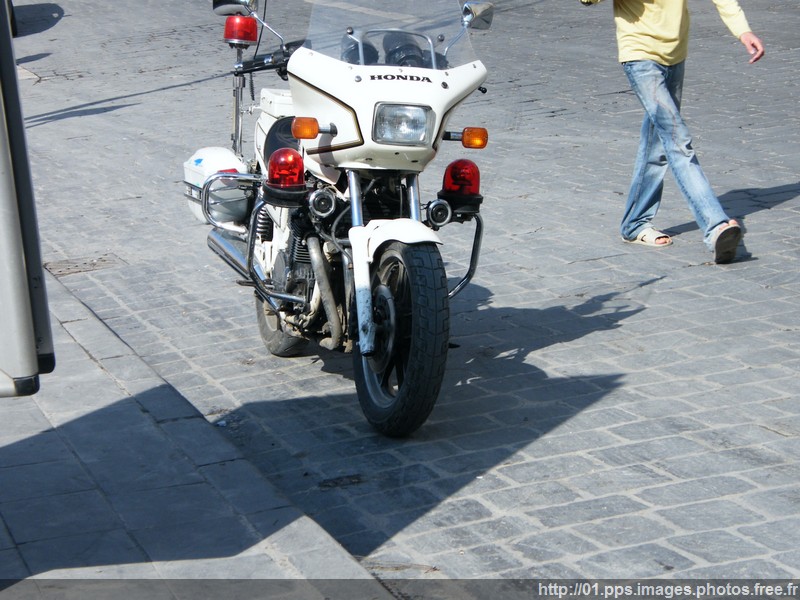 police_syrie_honda_900_bol_or_02